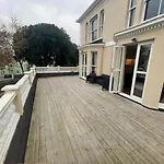 Modern 2 Bed Apartment With Sea Views