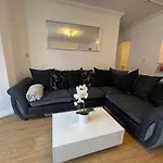 Modern 2 Bed Apartment With Sea Views
