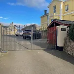 Modern 2 Bed Apartment With Sea Views