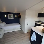 Lovely Private Studio Room With Own Kitchen And Bathroom. Set In The Popular Area Of Shiphay In Torquay And Only A Short Walk From Torbay Hospital
