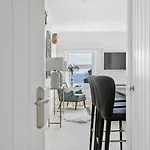 The Seaview Suite\'S At The Corbyn Apartments