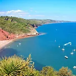 Sandown - 2 Minutes Walk To The Downs, Restaurants Bars & Beaches