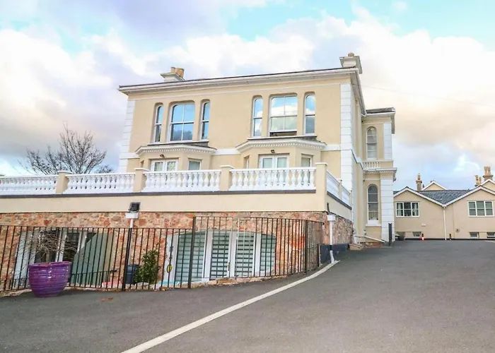 Modern 2 Bed Apartment With Sea Views