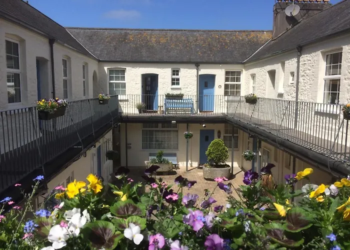 Picturesque Mews Apartment Perfect Location Steps From Harbour And Beaches