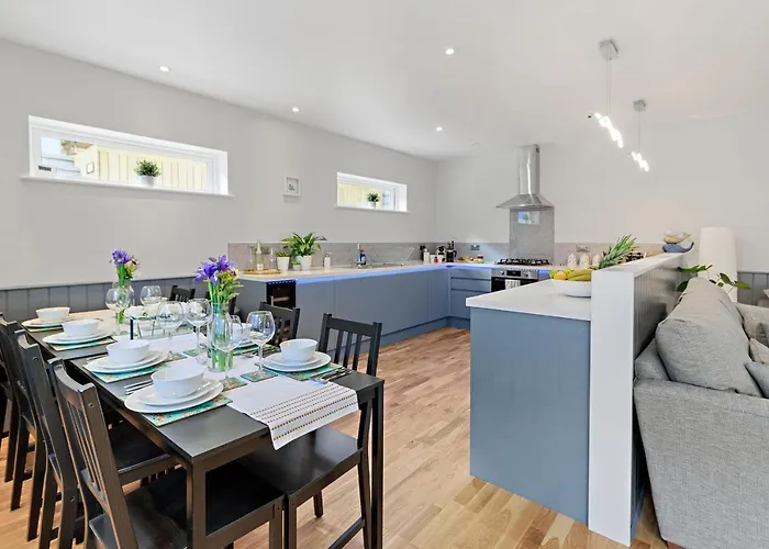 Admirals Place - Contemporary Townhouse With Spacious And Flexible Accommodation