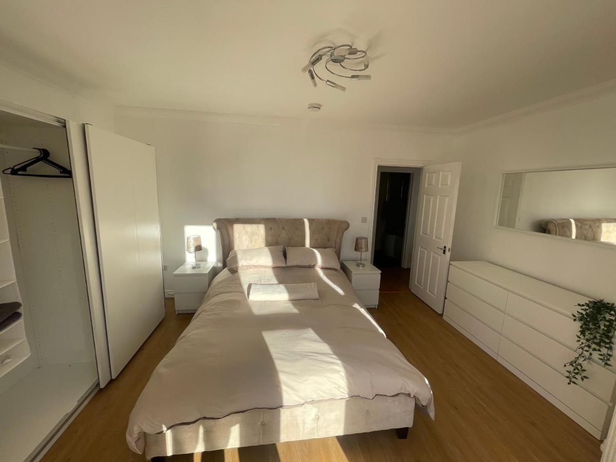 Modern 2 Bed With Sea Views *