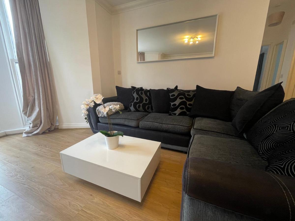 Modern 2 Bed With Sea Views *