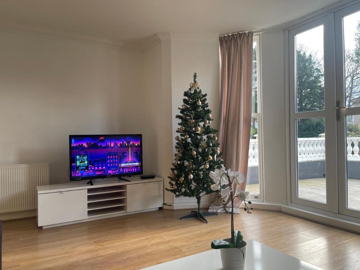 Modern 2 Bed With Sea Views Torquay