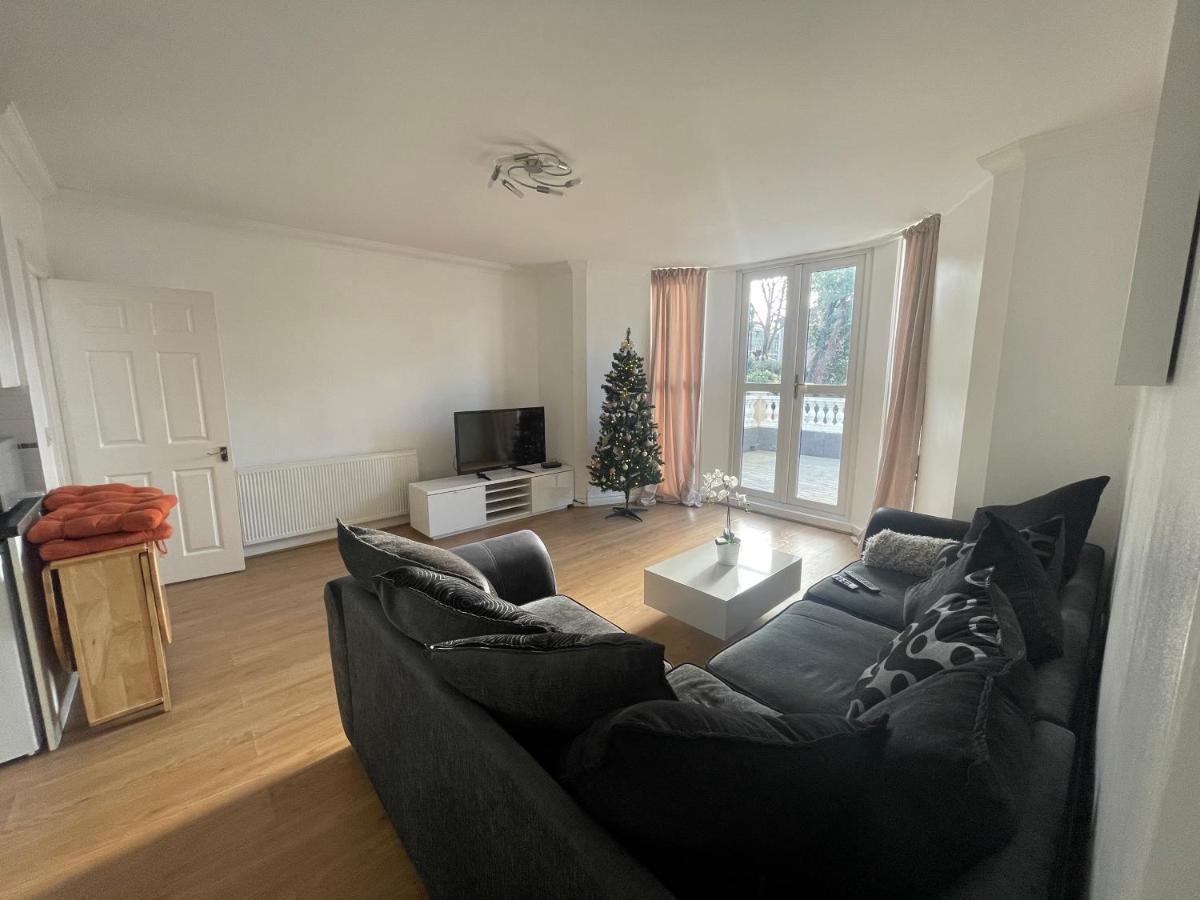Modern 2 Bed With Sea Views Apartment *