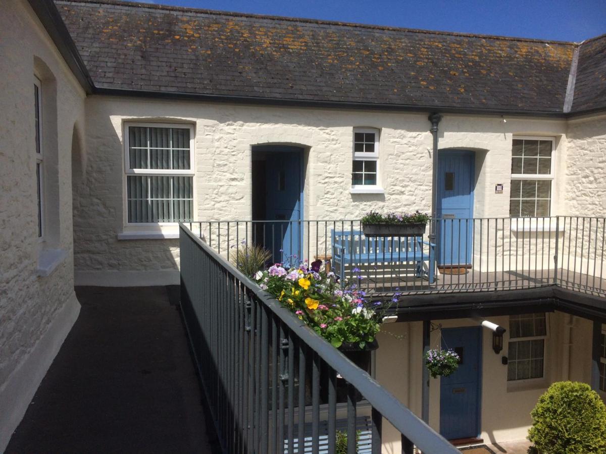 Picturesque Mews Perfect Location Steps From Harbour And Beaches