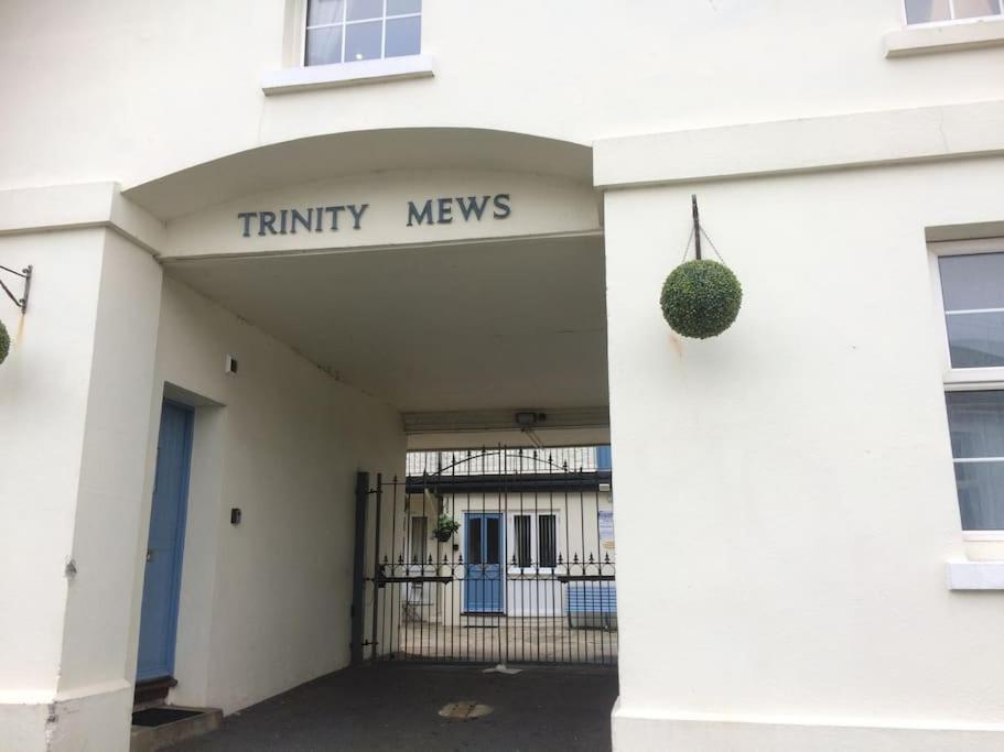 Picturesque Mews Perfect Location Steps From Harbour And Beaches *