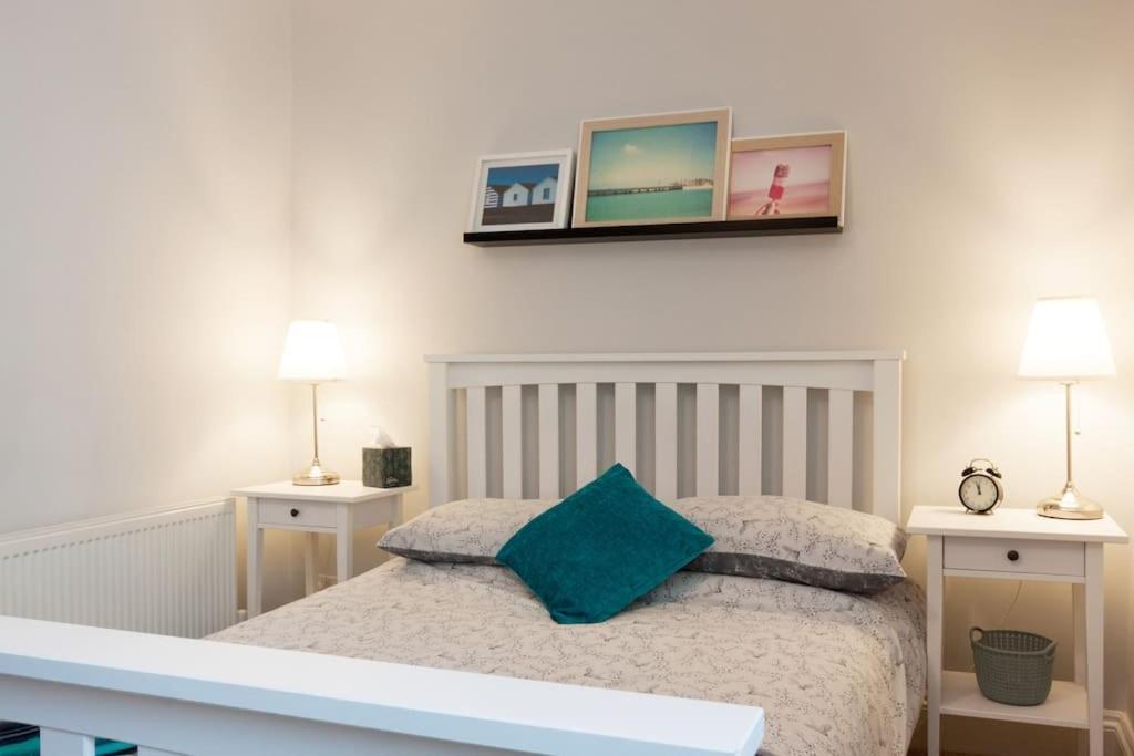 Picturesque Mews Perfect Location Steps From Harbour And Beaches