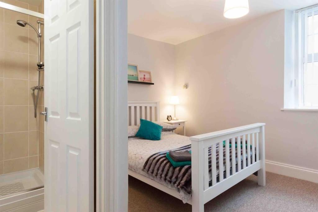 Picturesque Mews Perfect Location Steps From Harbour And Beaches Apartment *