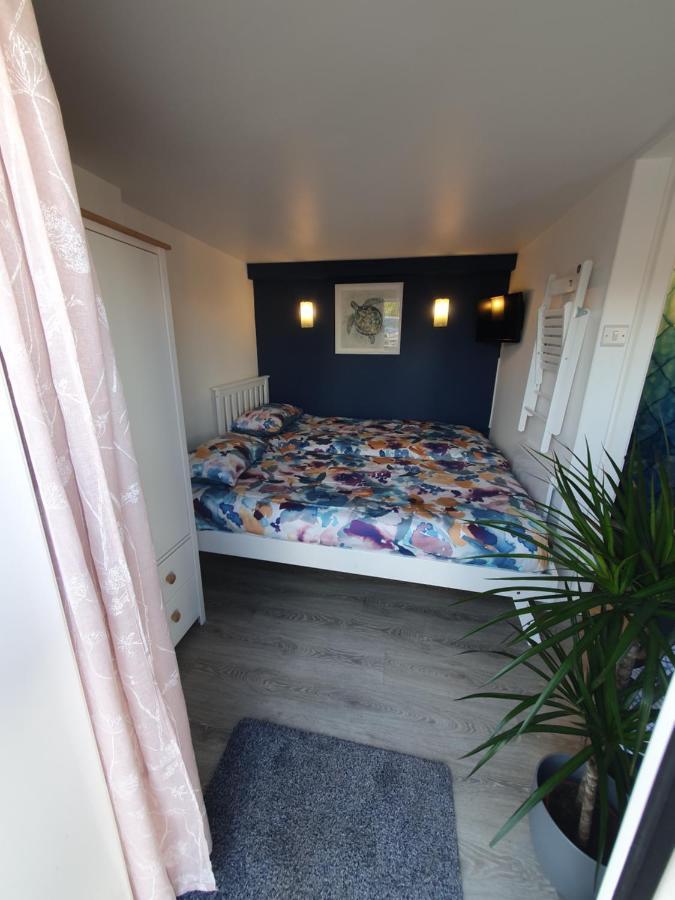 Shiphay Studio: Cozy Private Retreat Near Torbay Hospital Apartment