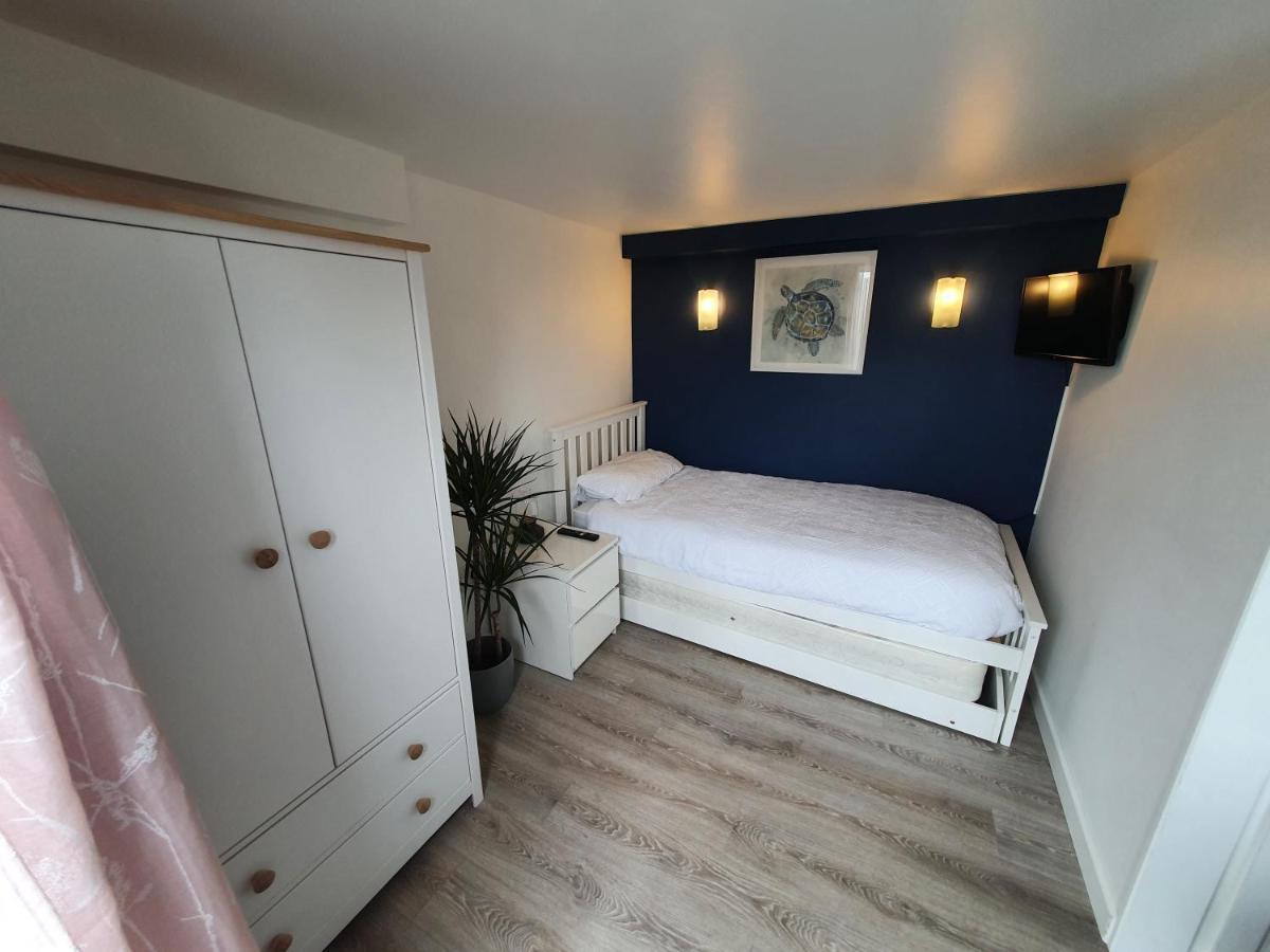 Shiphay Studio: Cozy Private Retreat Near Torbay Hospital Apartment