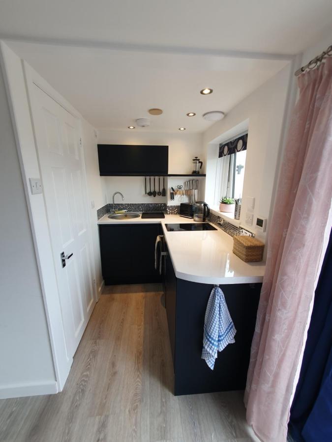 Shiphay Studio: Cozy Private Retreat Near Torbay Hospital Apartment