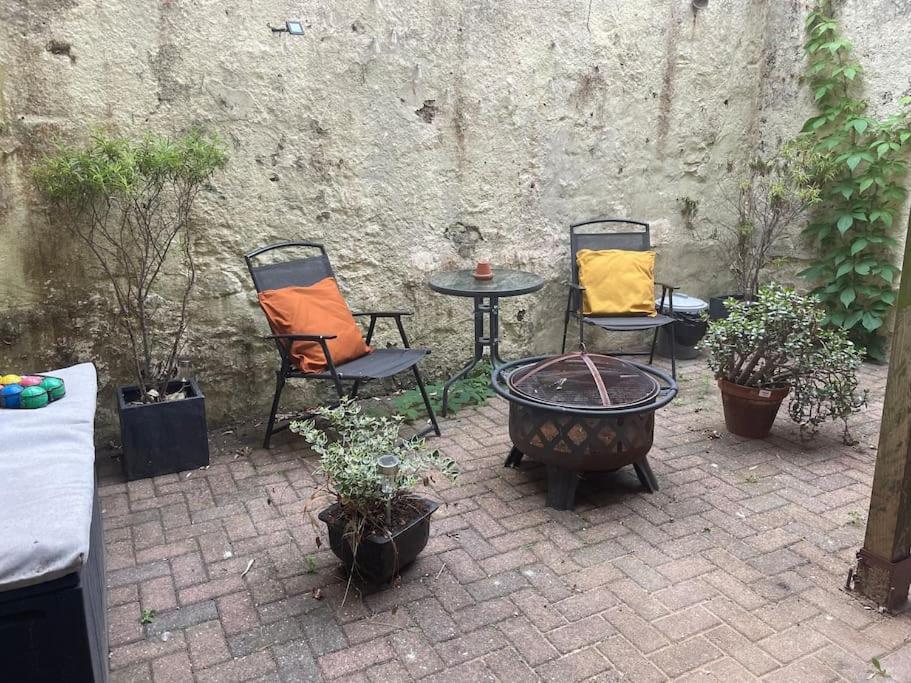 Garden Flat Just 2 Mins Walk From The Harbour