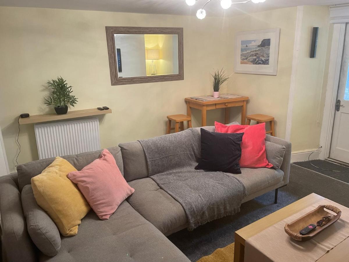 Garden Flat Just 2 Mins Walk From The Harbour *