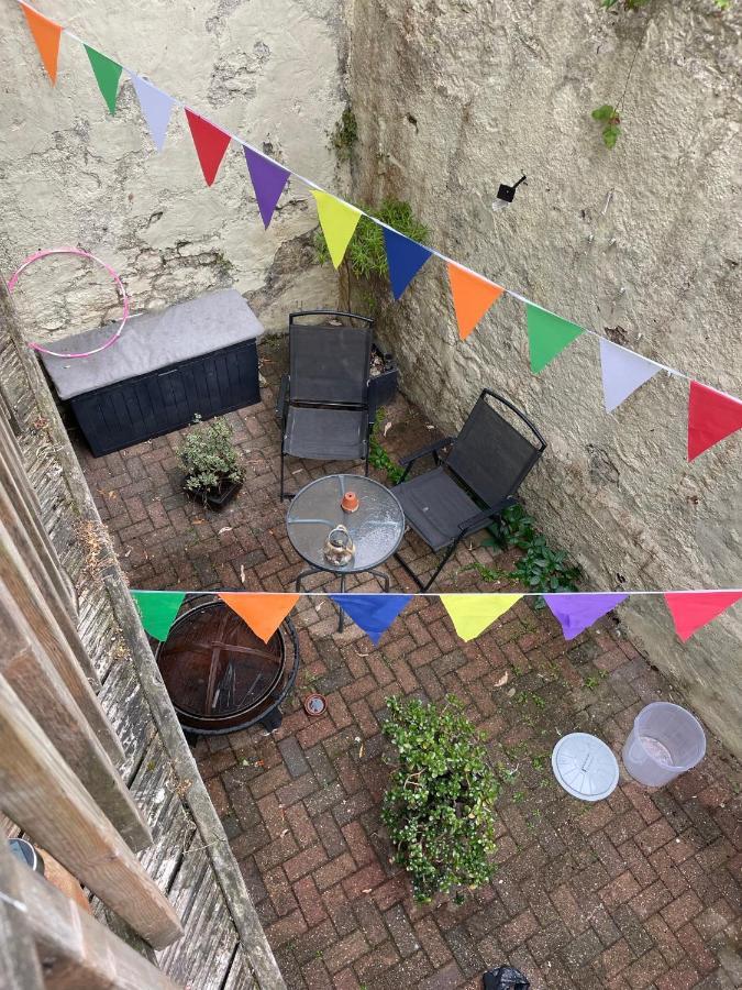 Garden Flat Just 2 Mins Walk From The Harbour Apartment