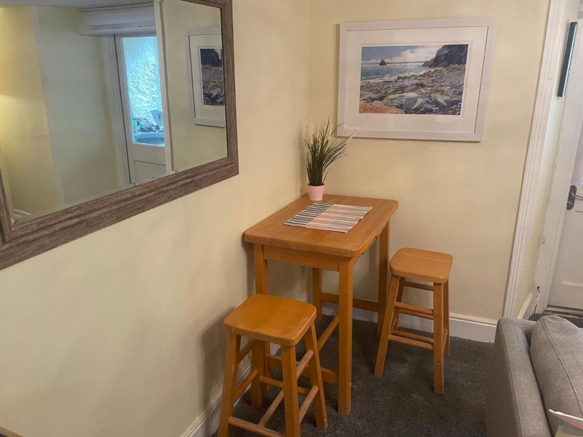 Garden Flat Just 2 Mins Walk From The Harbour
