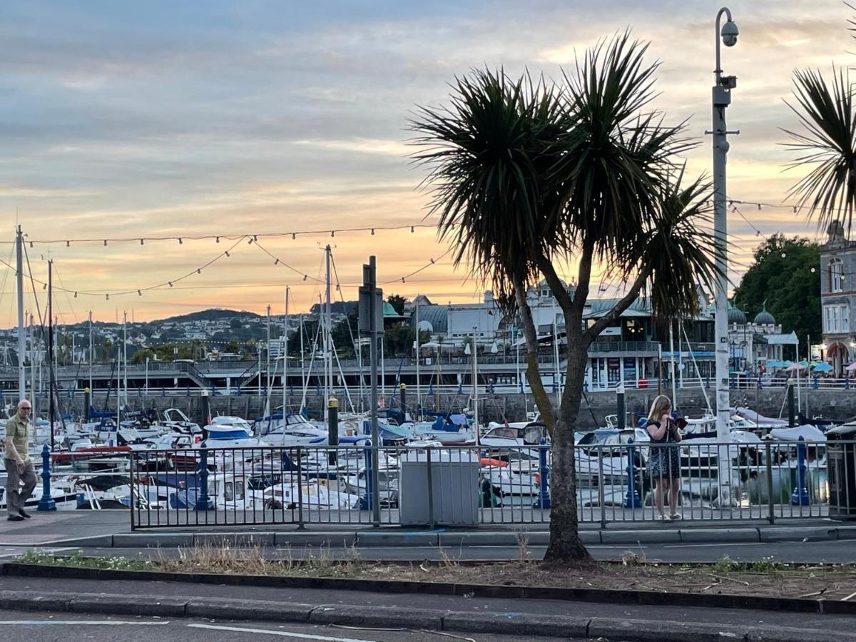 Garden Flat Just 2 Mins Walk From The Harbour Apartment *