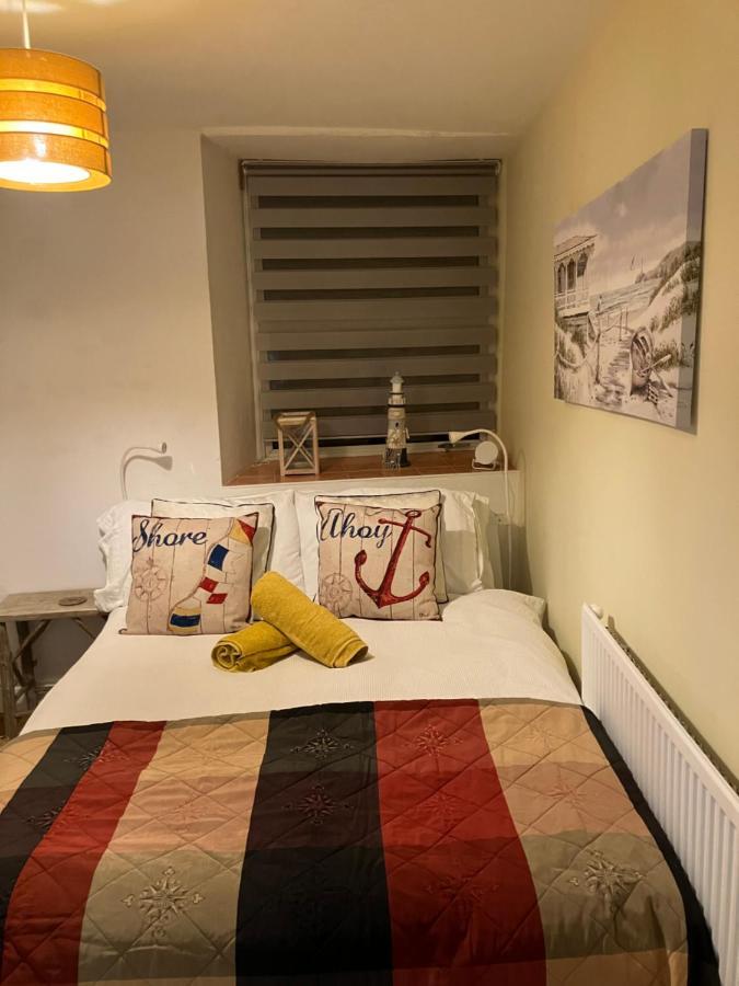 Garden Flat Just 2 Mins Walk From The Harbour *