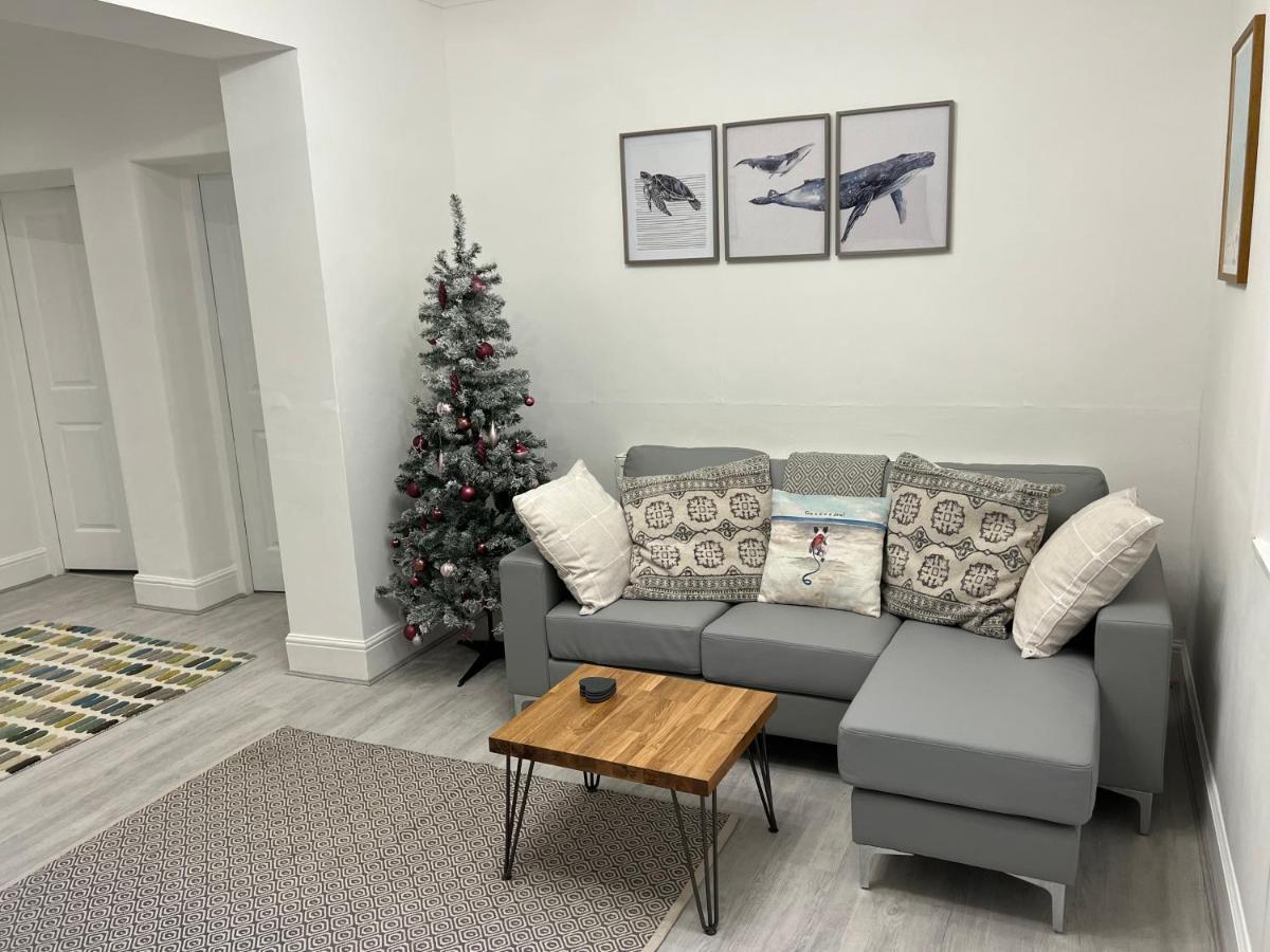 Large Three Bed Two Bathroom Flat In *