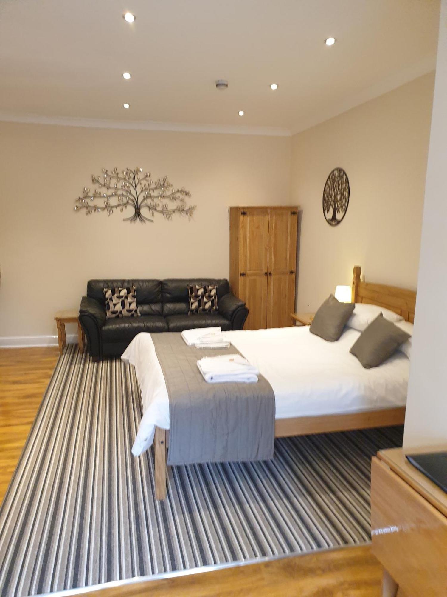 Apartment Appletorre House Flats - Pet Friendly And Private Parking