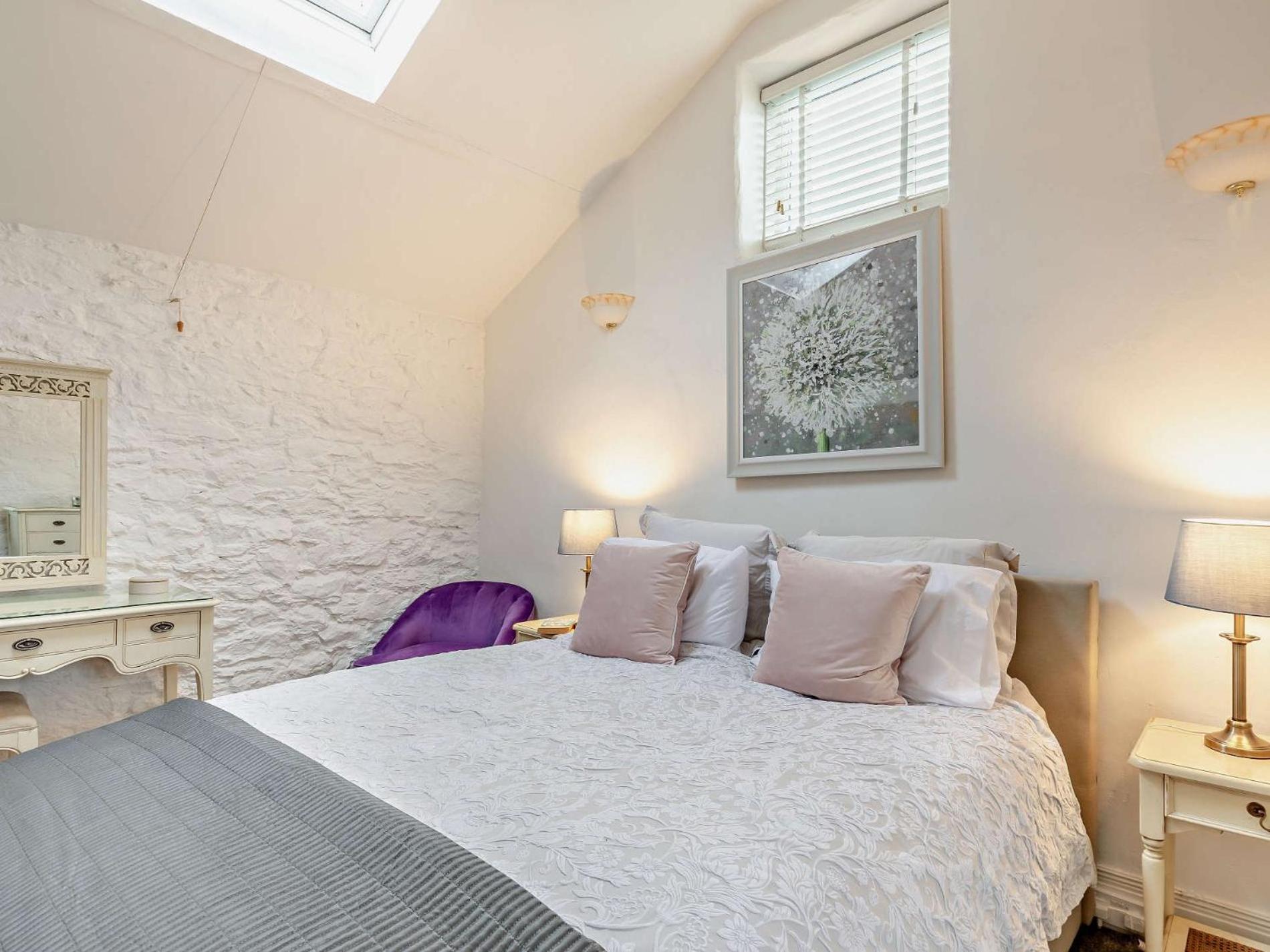4 Bed In 94002 *