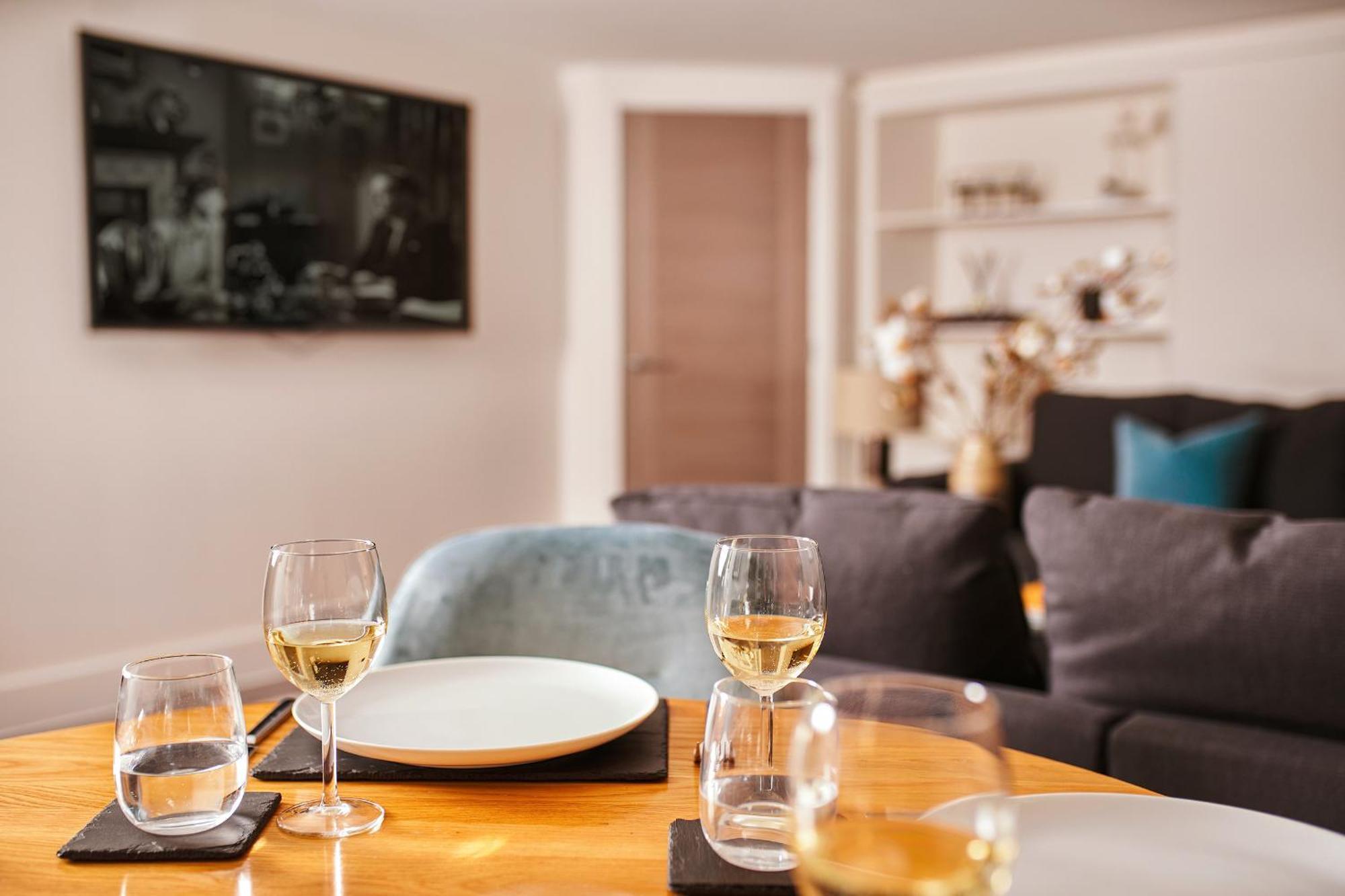 The Moorings - Stylish Duplex On Harbourside Apartment *
