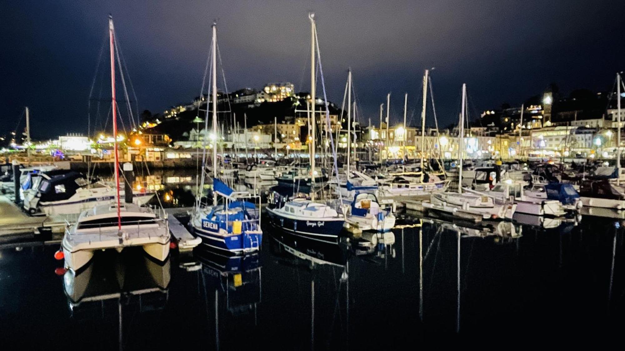 The Moorings - Stylish Duplex On Harbourside Apartment