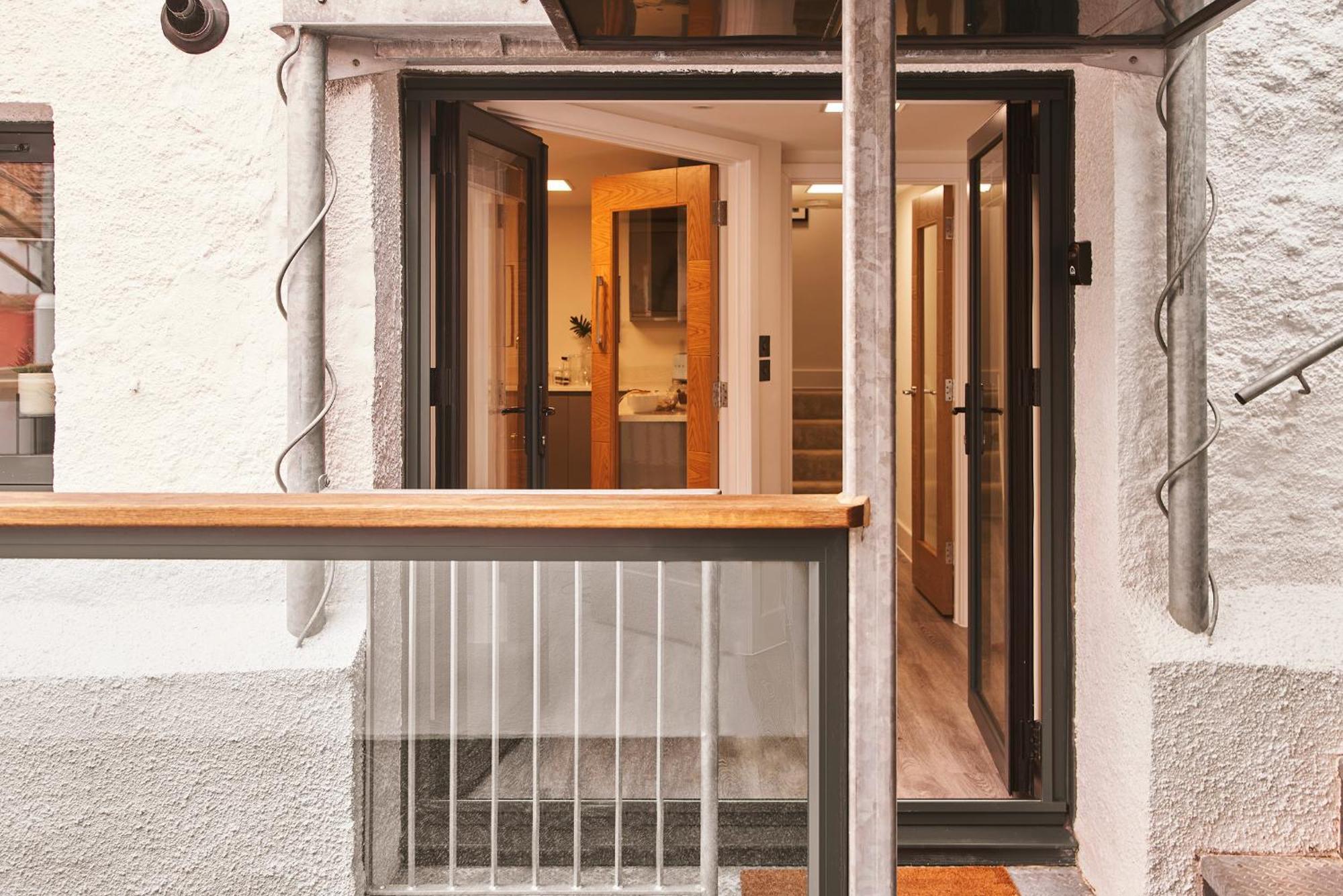 The Moorings - Stylish Duplex On Harbourside Apartment