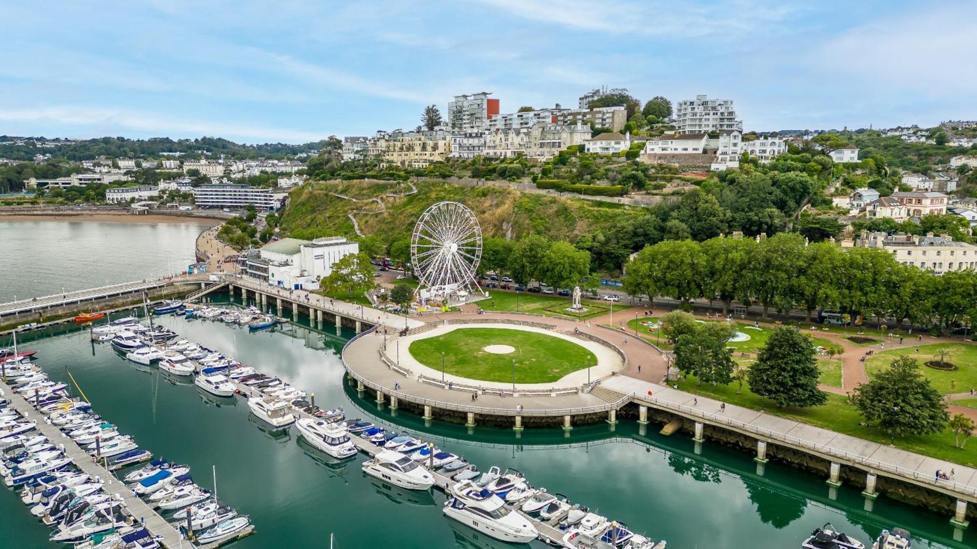 Sovereign House - Close To Harbour With Parking *