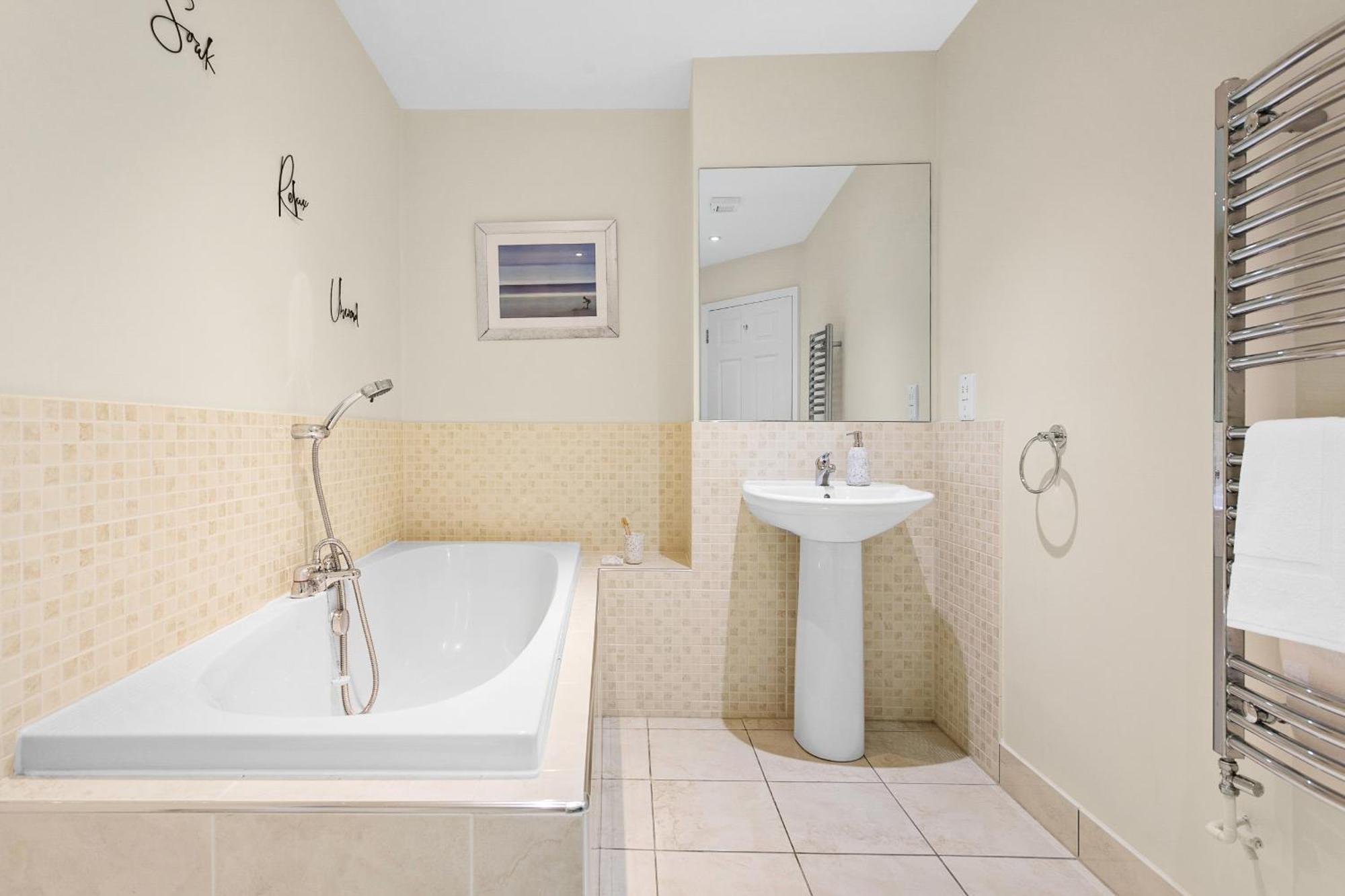 Sovereign House - Close To Harbour With Parking *