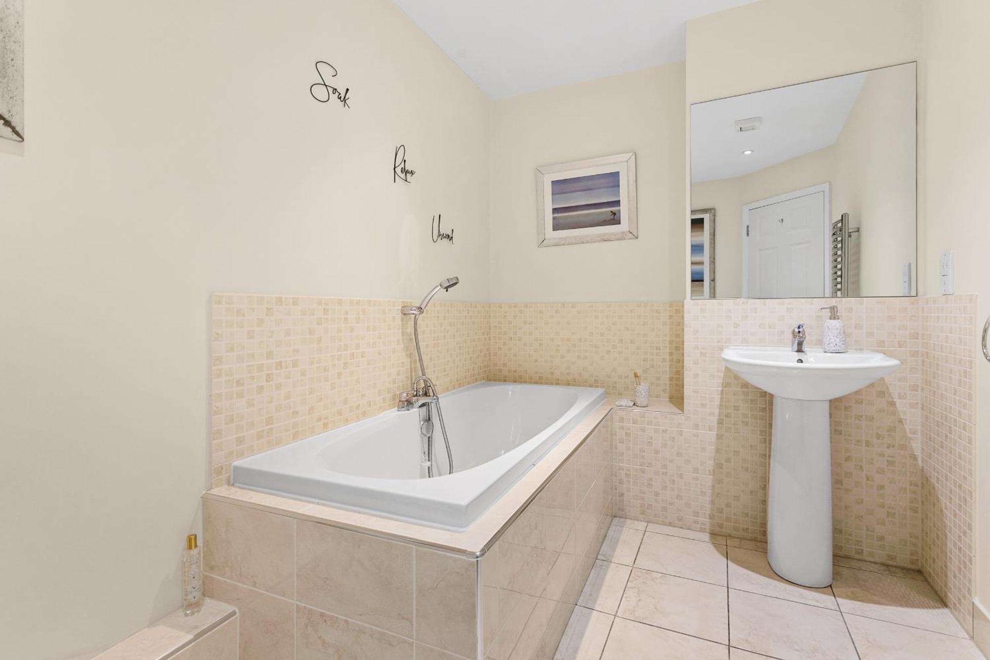 Sovereign House - Close To Harbour With Parking Apartment *