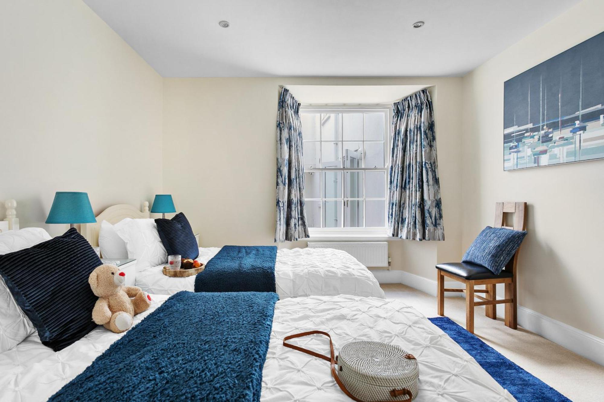Sovereign House - Close To Harbour With Parking *