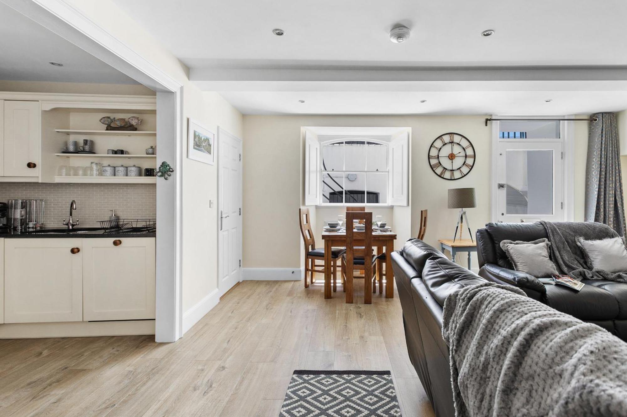Sovereign House - Close To Harbour With Parking *