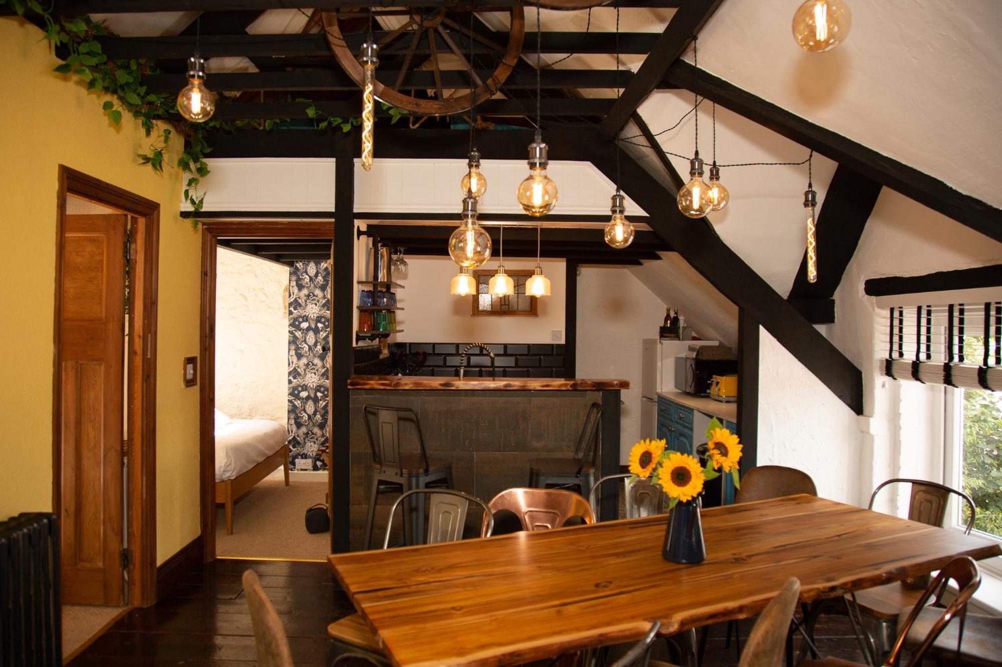 Quirky Boutique 1840s Stable *