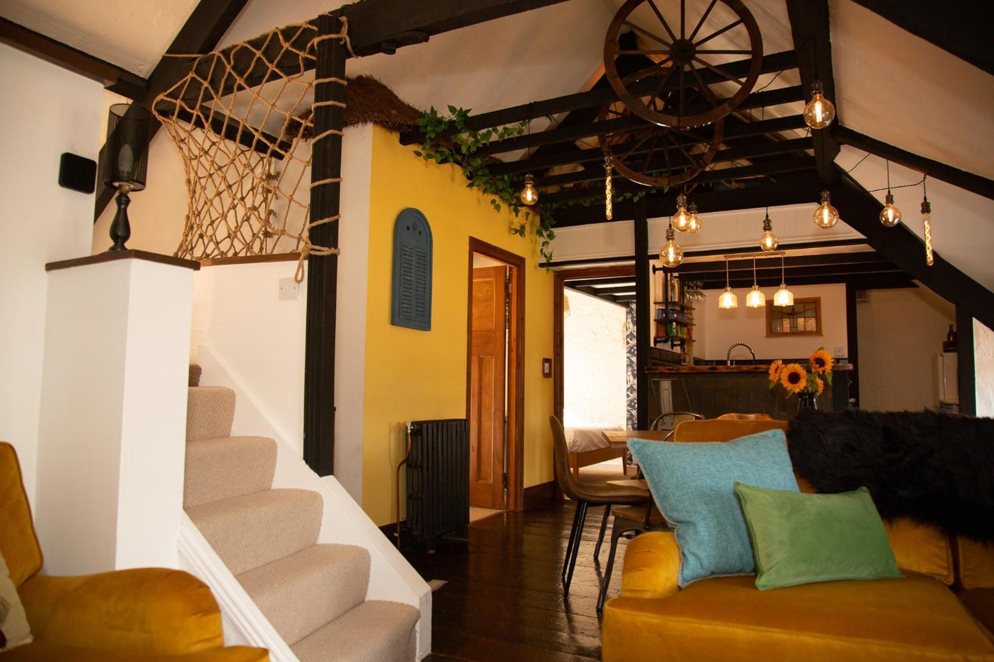 Quirky Boutique 1840s Stable *