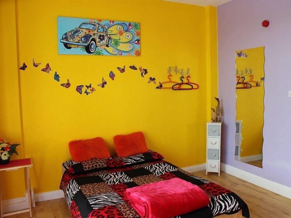 Le Papillon Backpacker Hotel Torquay