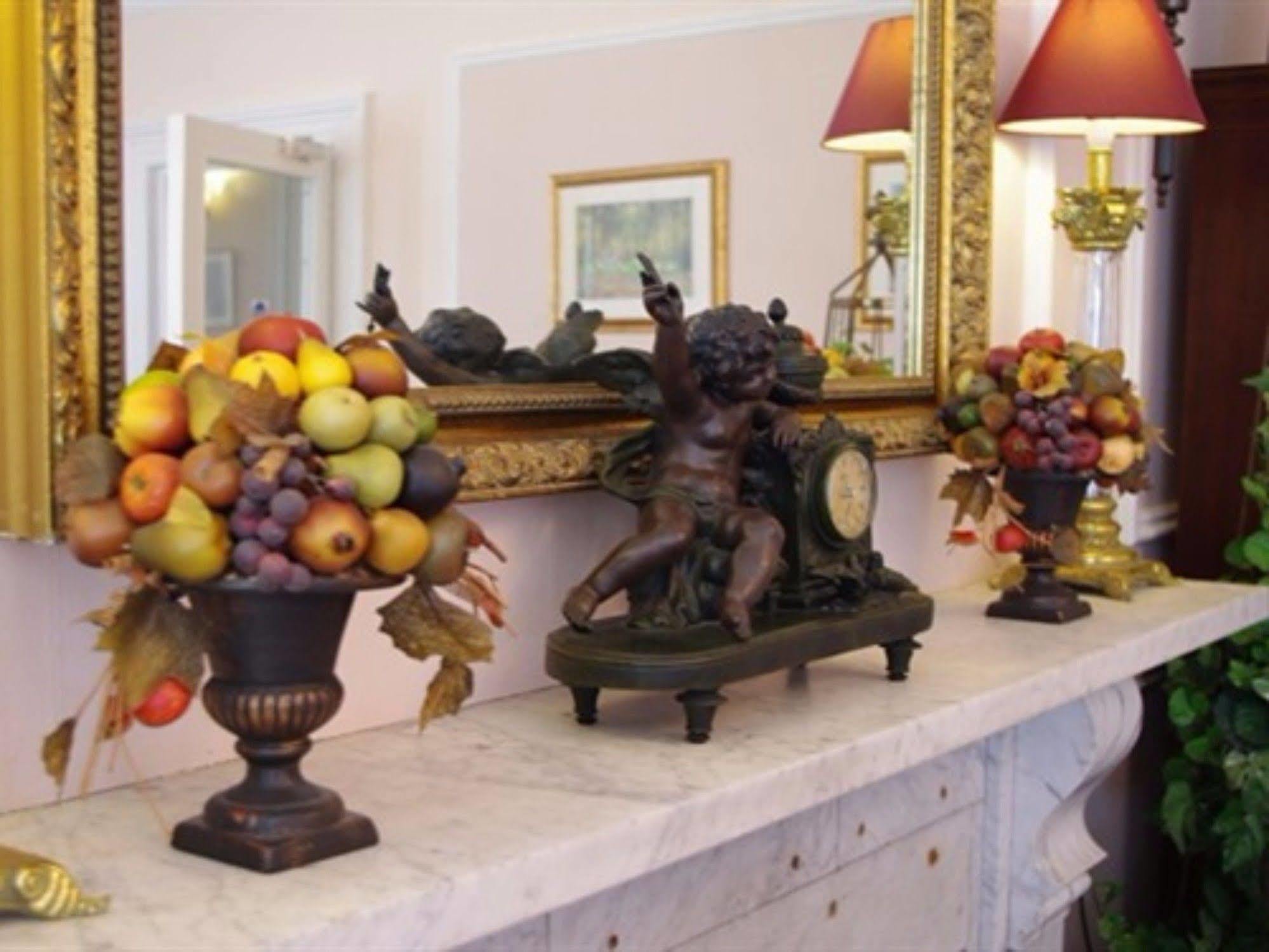 Court Prior Boutique And 5*