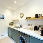 Tramontane Apartment At Hesketh Crescent