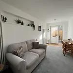 St Annex, Boutique Holiday Apartment For 2 People In Torquay - With Private Hot Tub!