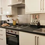 Berachah - Garden Apartment With Hot Tub Sleeps 6