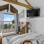The Boathouse - Panoramic Sea View Retreat, Near Town, Marina & Beach, With Parking