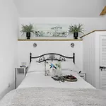 The Boathouse - Panoramic Sea View Retreat, Near Town, Marina & Beach, With Parking