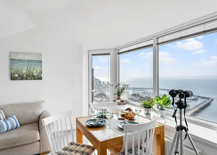 Wellswood Apartment - Sunny Apartment With Stunning Sea Views And Private Balcony