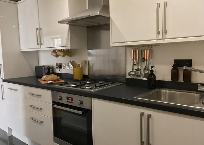 Berachah - Garden Apartment With Hot Tub Sleeps 6