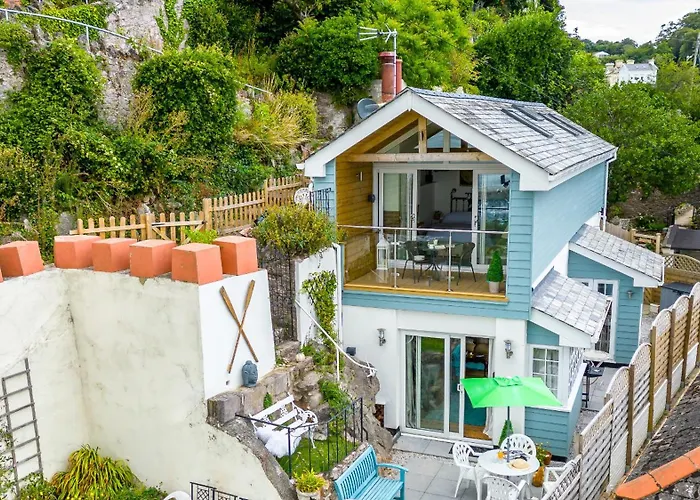 The Boathouse - Panoramic Sea View Retreat, Near Town, Marina & Beach, With Parking