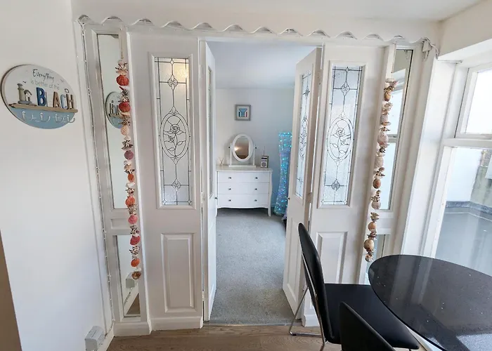 Harbour Steps - Torquay Luxury Apartment - Balcony, Free Parking, Netflix & Wifi